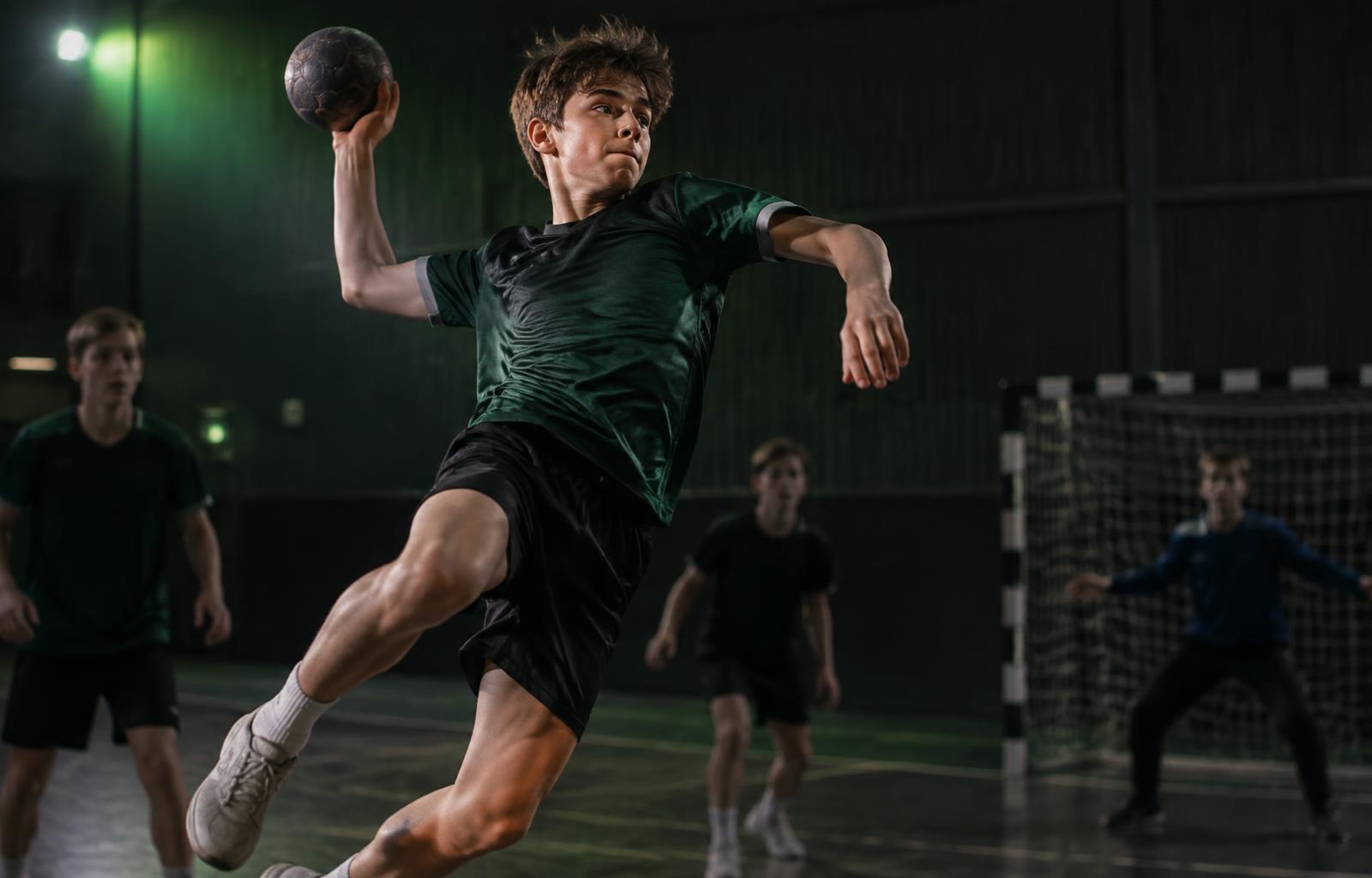 Junger Handballer beim Sprungwurf im Training
